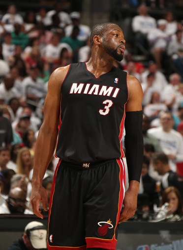 英超受大雪影响多场比赛延期（暴雪致英超多场比赛推迟）