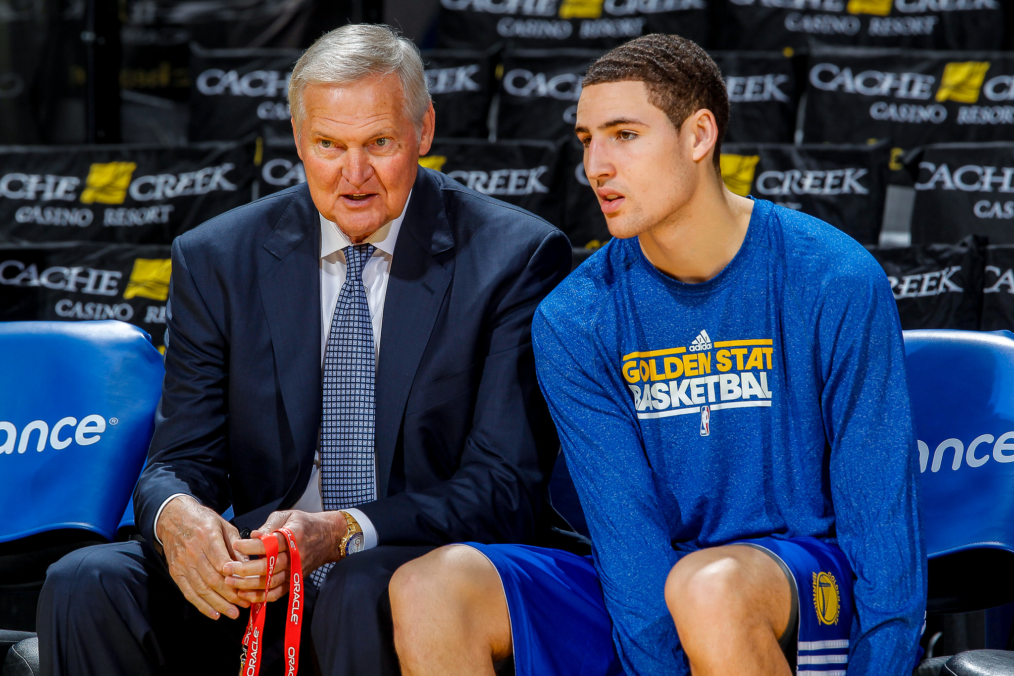 巴特勒单节8中5贡献12分，带领勇士反超6分（巴特勒单节8投5中拿下12分，助勇士反超对手6分）