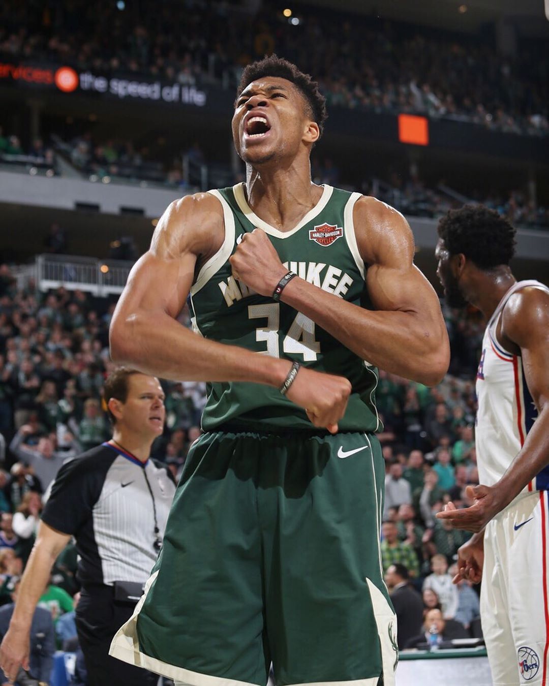 混团世界杯：日本队全场被中国观众针对，张本智和的表情亮了！（混团世界杯现场：中国观众全程施压日本队，张本智和表情成焦点）