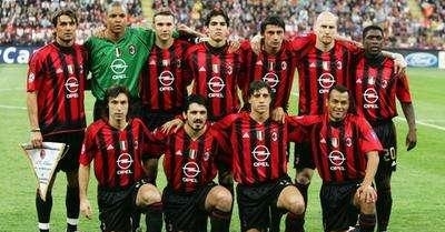 皇马在国家德比后失利，阿隆索面临下课危机，巴萨趁机领跑，西甲争冠形势严峻。（国家德比失利令皇马受挫，阿隆索帅位告急，巴萨乘势领跑，西甲争冠风云突变）