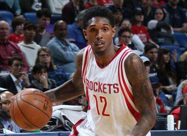 怀特第三节轰14分带队反超，米勒单节4三分回应（怀特第三节狂砍14分助队反超，米勒单节4记三分强势回敬）