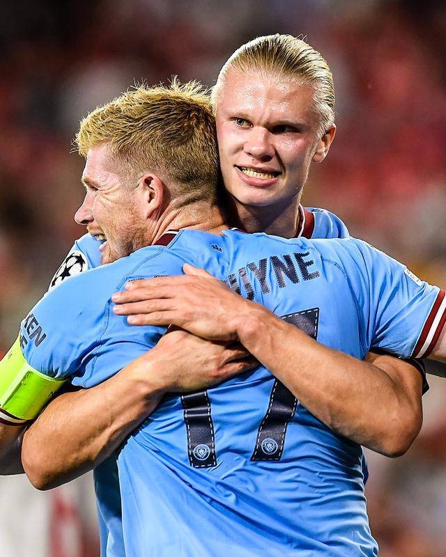 青年新秀表现亮眼 赢得出场机会（年轻新星表现抢眼 收获上场机会）