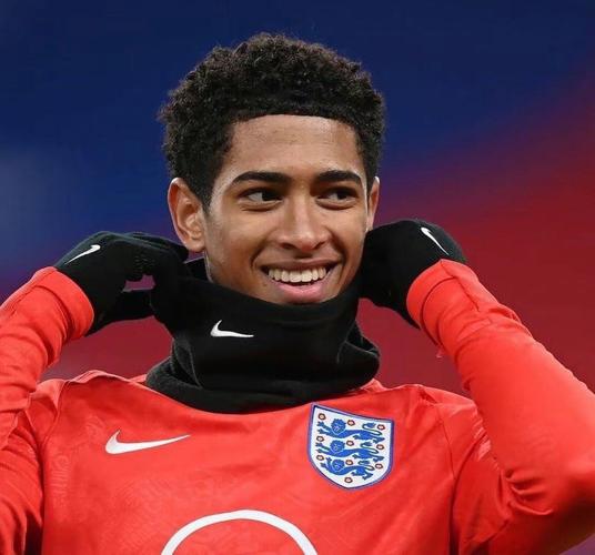 马约拉尔：被西班牙征召是我的目标；本泽马总会鼓励我（马约拉尔：目标是入选西班牙队，本泽马始终在鼓励我）