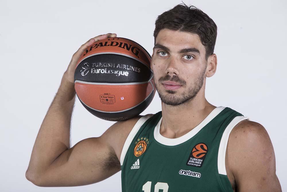 逆天倒勾！40岁C罗一飞冲天：队友对手都看傻了 梦回7年前那一晚（40岁C罗再现惊世倒钩！腾空一击震慑全场，恍若回到七年前那夜）