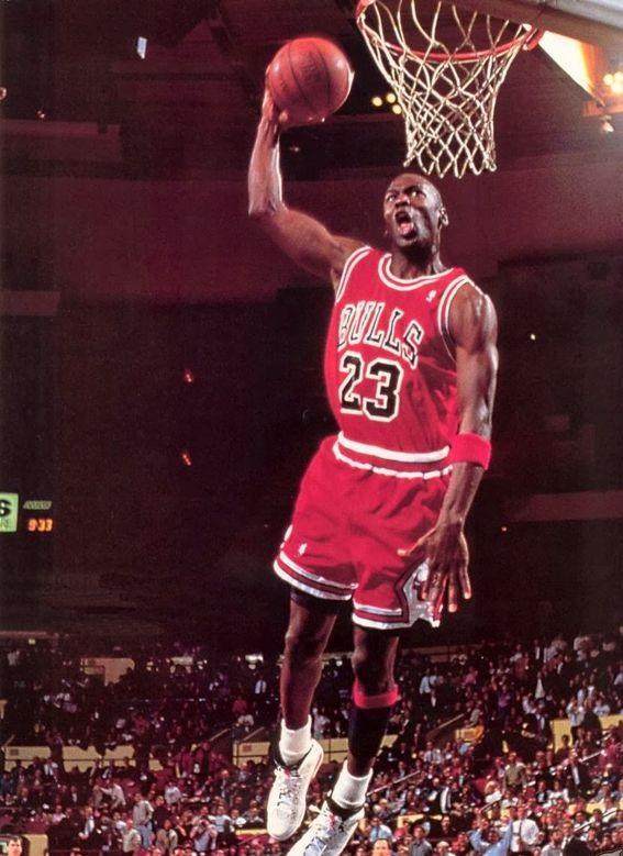 大意了！杜兰特被包夹传球失误 布鲁斯·布朗抢断反击压哨上篮（杜兰特遭夹击传球失误，布鲁斯·布朗抢断快攻压哨上篮命中）