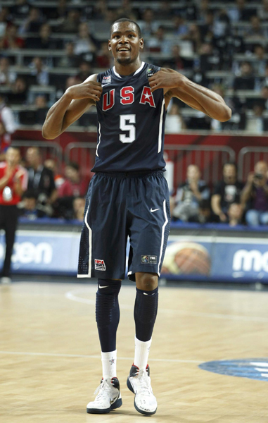 手感爆棚！李弘权8中6贡献18分8篮板，三分7投5中（火力全开！李弘权投篮8中6砍下18分8篮板，三分7投5中）