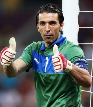 张家齐对陈芋汐的坚守满眼敬佩！她也挣扎过一段时间，挺心疼的（张家齐对陈芋汐的坚定守护令人敬佩，她也曾经历一段挣扎，叫人心疼）