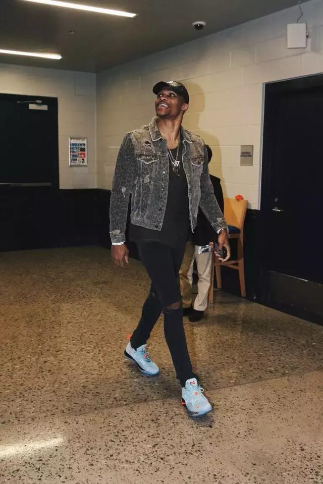 近400名爱好者齐聚，2025“翎跃山海”羽毛球巡回赛广州站落幕（2025“翎跃山海”羽毛球巡回赛广州站圆满收官，近400位爱好者共襄盛会）