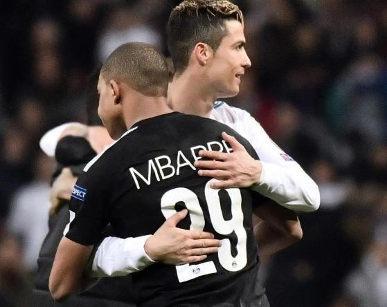 记者：上海队的防守资源有限 场上摆着的基本都是攻强守弱的球员（记者：上海队防守人手紧张，场上主力普遍攻强守弱）