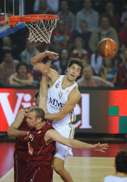 个人秀！杰伦威抢断反击面对空篮暴扣得分（杰伦威抢断一条龙无人防守暴扣得分）