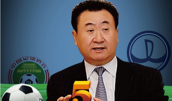 库里将热身时穿的布克球鞋签名送给他，两人赛后拥抱致意（库里签名赠送热身所穿布克款球鞋，赛后与布克相拥致意）