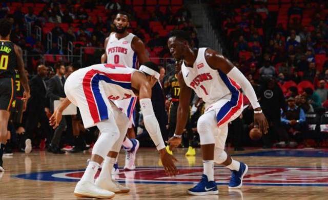 状态火爆！陈盈骏半场替补三分6中5轰21分3助（火力全开！陈盈骏替补半场三分6投5中砍下21分3助攻）