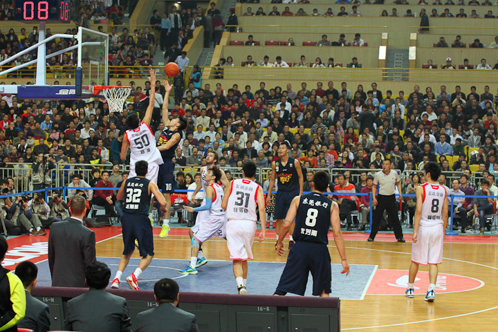 球星突破防线送出关键助攻（王牌强突撕裂防线送出关键助攻）